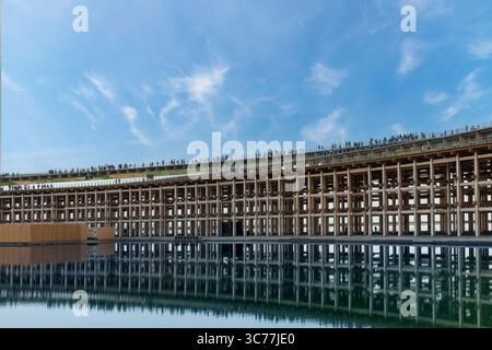 Osaka, Japan-18. April 2025; Holzbau Grand Ring (oder Dach), Symbol der Expo 2025 und weltweit größte hölzerne architektonische Struktur Stockfoto