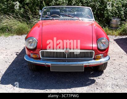 MG MGB Car, Plough and Harrow Public House, Monknash, Pembrokeshire, Wales, Vereinigtes Königreich, Europa Stockfoto