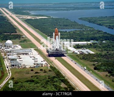 Space Shuttle Challenger. Foto des Space Shuttle Challenger auf einem Raupentransporter zum Startplatz für den Start im Januar 1986. Foto mit freundlicher Genehmigung der NASA, Dezember 1985 Stockfoto