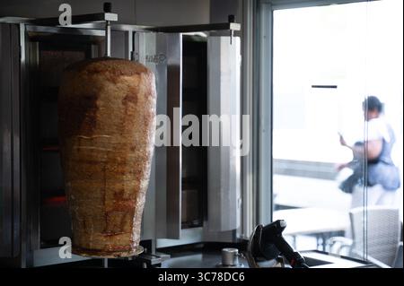 Stuttgart, Deutschland. August 2025. Ein von der Firma Birtat hergestellter Dönerspieß rotiert in einem Dönerstand. Quelle: Markus Lenhardt/dpa/Alamy Live News Stockfoto