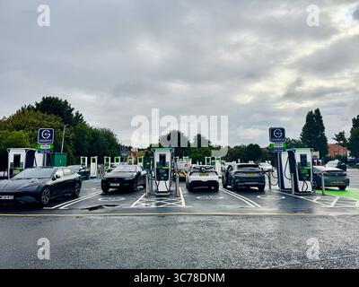 GRIDSERVE EV-Ladestation bei Ferrybridge Services M62. Ein technologiegestütztes Laden von Elektrofahrzeugen und ein Unternehmen für nachhaltige grüne Energie. Stockfoto