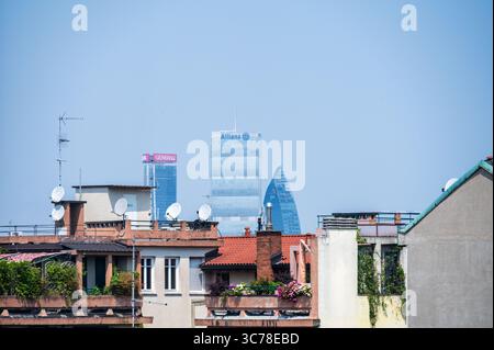 Mailand, Italien - 20. Juni 2025: Die Wolkenkratzer von Generali, Allianz und PWC über historischen Dächern Stockfoto