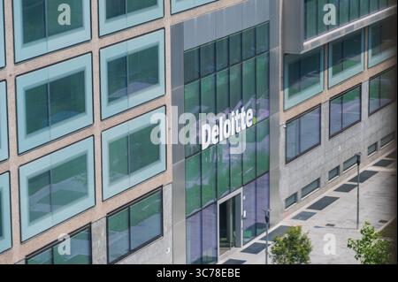 Mailand, Italien - 20. Juni 2025: Der Eingang zum Büro von Deloitte in Santa Sofia in Mailand Stockfoto