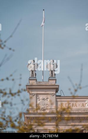 Die beiden sfinx befinden sich auf dem Hauptgebäude der Lund University Stockfoto