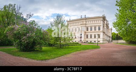 Der Park Lundagård vor dem historischen Universitätsgebäude in Lund Schweden Stockfoto