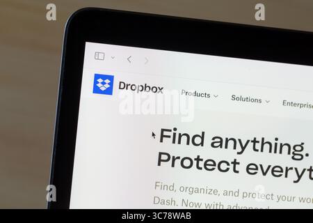 Ostersund, Schweden - 1. August 2025: Dropbox-Website. Dropbox ist ein Datei-Hosting, das einen Cloud-Speicherservice anbietet. Stockfoto