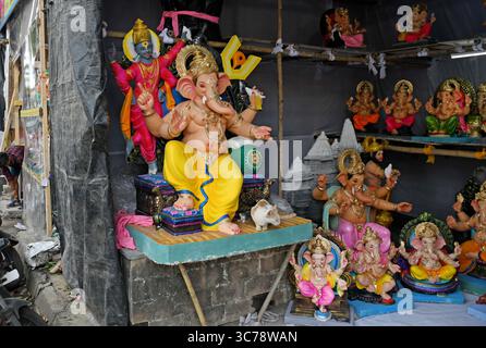 Idole des elefantenköpfigen hinduistischen Gottes Ganesh werden in einer Werkstatt zum Verkauf gehalten. Handwerker machen die Idole des elefantenköpfigen hinduistischen Gottes Ganesh zum Verkauf bereit, da das zehntägige Festival von Ganesh Chaturthi vom 27. August bis 6. September beginnt, das im ganzen Land gefeiert wird. Stockfoto