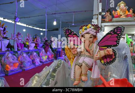 Idole des elefantenköpfigen hinduistischen Gottes Ganesh werden in einer Werkstatt zum Verkauf gehalten. Handwerker machen die Idole des elefantenköpfigen hinduistischen Gottes Ganesh zum Verkauf bereit, da das zehntägige Festival von Ganesh Chaturthi vom 27. August bis 6. September beginnt, das im ganzen Land gefeiert wird. Stockfoto
