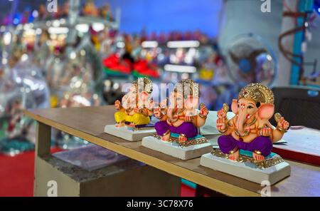 Idole des elefantenköpfigen hinduistischen Gottes Ganesh werden in einer Werkstatt zum Verkauf gehalten. Handwerker machen die Idole des elefantenköpfigen hinduistischen Gottes Ganesh zum Verkauf bereit, da das zehntägige Festival von Ganesh Chaturthi vom 27. August bis 6. September beginnt, das im ganzen Land gefeiert wird. Stockfoto