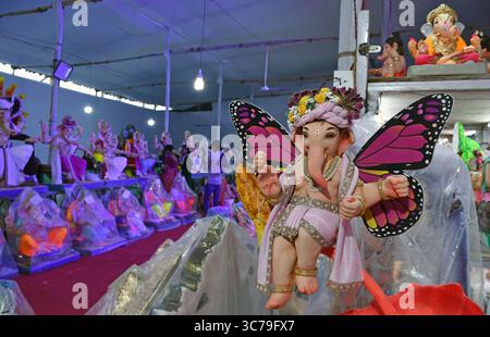Mumbai, Maharashtra, Indien. August 2025. Idole des elefantenköpfigen hinduistischen Gottes Ganesh werden in einer Werkstatt zum Verkauf gehalten. Handwerker machen die Idole des elefantenköpfigen hinduistischen Gottes Ganesh zum Verkauf bereit, da das zehntägige Festival von Ganesh Chaturthi vom 27. August bis 6. September beginnt, das im ganzen Land gefeiert wird. (Credit Image: © Ashish Vaishnav/SOPA Images via ZUMA Press Wire) NUR REDAKTIONELLE VERWENDUNG! Nicht für kommerzielle ZWECKE! Stockfoto