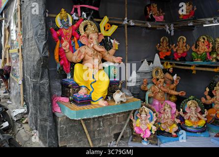 Mumbai, Maharashtra, Indien. August 2025. Idole des elefantenköpfigen hinduistischen Gottes Ganesh werden in einer Werkstatt zum Verkauf gehalten. Handwerker machen die Idole des elefantenköpfigen hinduistischen Gottes Ganesh zum Verkauf bereit, da das zehntägige Festival von Ganesh Chaturthi vom 27. August bis 6. September beginnt, das im ganzen Land gefeiert wird. (Credit Image: © Ashish Vaishnav/SOPA Images via ZUMA Press Wire) NUR REDAKTIONELLE VERWENDUNG! Nicht für kommerzielle ZWECKE! Stockfoto