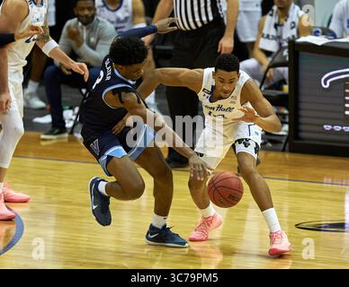 30. Januar 2021, Newark, New Jersey, USA: Seton Hall Pirates Guard Jared Rhoden (14) und Villanova Wildcats Stürmer Brandon Slater (3) kämpfen in der zweiten Halbzeit um einen losen Ball im Prudential Center in Newark, NJ Villanova besiegte Seton Hall 80–72. Duncan Williams CSM(Kreditbild: &Copy; Duncan Williams/CSM via ZUMA Wire) Stockfoto