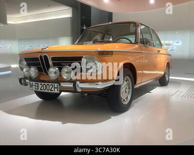 Ein klassischer oranger BMW 2002 tii, eine legendäre Sportlimousine aus den 1970er Jahren Stockfoto