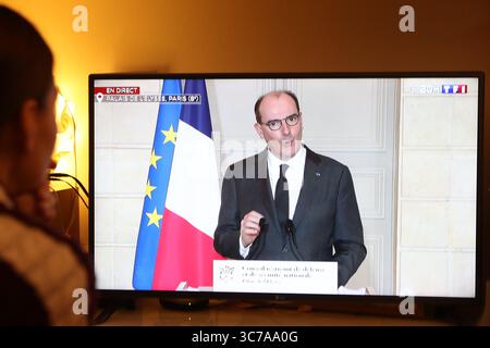 Coronavirus-Pandemie – Rede des französischen Premierministers Jean Castex am 29. Januar 2021 in Paris. Eine Frau sieht sich einen Fernsehbildschirm an, auf dem der französische Premierminister Jean Castex spricht. In Frankreich werden bald vor einer vollständigen Sperrung neue Beschränkungen für Einkaufszentren und Reisen eingeführt, um die Ausbreitung von Coronavirus-Varianten zu verlangsamen. (Foto: Pierre Teyssot/ESPA-Images)(Credit Image: &Copy; ESPA Photo Agency/CSM via ZUMA Wire) Stockfoto