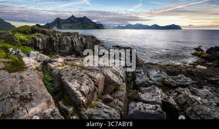 Dramatische Landschaft von Reinefjord auf den Lofoten-Inseln, Norwegen Stockfoto