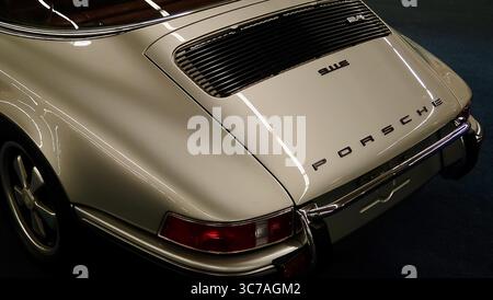 Nahaufnahme des Hecks eines klassischen silbernen Porsche 911 Coupé 2,4 mit sichtbaren „911 E“- und „Porsche“-Emblemen und markantem Motorgrill. Stockfoto