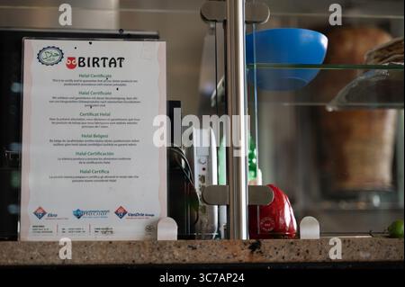 Stuttgart, Deutschland. August 2025. Ein Halal-Zertifikat der Firma Birtat wird in einem Dönerladen ausgestellt. Quelle: Markus Lenhardt/dpa/Alamy Live News Stockfoto