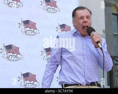 September 2020, Sacramento, Kalifornien, USA: 19. September 2020: Sacramento, Kalifornien, USA Mike Netter, Hauptproponent der RecallGavin2020-Bewegung, spricht bei einer Pro-Trump-Kundgebung auf den Stufen des Kapitols in Sacramento. (Kreditbild: © Ron Lyon/ZUMA Wire) Stockfoto