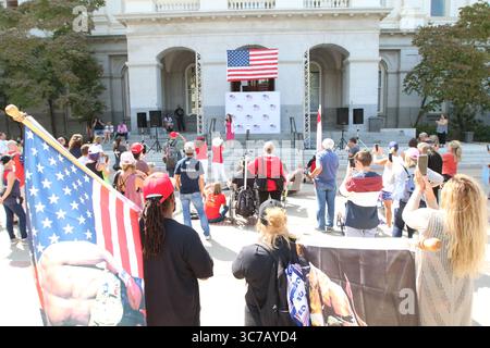 19. September 2020, Sacramento, Kalifornien, USA: Dr. Simone Gold von der umstrittenen amerikanischen Frontline Doctors Group, spricht bei der Pro-Trump Freedom Tour USA Rallye am 19. September 2020 in Sacramento. Gold wurde am Montag wegen Anklage wegen des Aufstandes des US-Kapitols am 5. Januar verhaftet. (Kreditbild: © Ron Lyon/ZUMA Wire) Stockfoto
