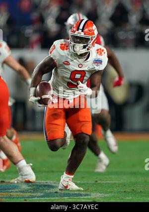 (DATEIFOTOS)..ehemaliger Clemson Tigers Running Back (9) Travis Etienne Jr. wird voraussichtlich in die 1. Runde des NFL Draft gehen, hier ist er am 28. Dezember 2019 gegen die Ohio State Buckeyes abgebildet, der NFL Draft findet am 29. April 2021 in Cleveland, Ohio statt...(obligatorische Gutschrift: Jose / MarinMedia.org / Cal Sport Media) (absoluter vollständiger Fotograf und Credits erforderlich)(Bild: &Copy; Jose/CSM/Marinmedia.Org via CUMA Wire) Stockfoto