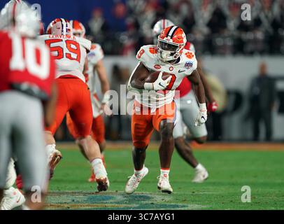 (DATEIFOTOS)..ehemaliger Clemson Tigers Running Back (9) Travis Etienne Jr. wird voraussichtlich in die 1. Runde des NFL Draft gehen, hier ist er am 28. Dezember 2019 gegen die Ohio State Buckeyes abgebildet, der NFL Draft findet am 29. April 2021 in Cleveland, Ohio statt...(obligatorische Gutschrift: Jose / MarinMedia.org / Cal Sport Media) (absoluter vollständiger Fotograf und Credits erforderlich)(Bild: &Copy; Jose/CSM/Marinmedia.Org via CUMA Wire) Stockfoto