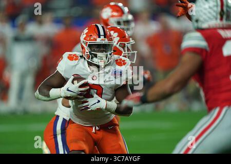 (DATEIFOTOS)..ehemaliger Clemson Tigers Running Back (9) Travis Etienne Jr. wird voraussichtlich in die 1. Runde des NFL Draft gehen, hier ist er am 28. Dezember 2019 gegen die Ohio State Buckeyes abgebildet, der NFL Draft findet am 29. April 2021 in Cleveland, Ohio statt...(obligatorische Gutschrift: Jose / MarinMedia.org / Cal Sport Media) (absoluter vollständiger Fotograf und Credits erforderlich)(Bild: &Copy; Jose/CSM/Marinmedia.Org via CUMA Wire) Stockfoto