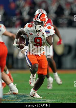 (DATEIFOTOS)..ehemaliger Clemson Tigers Running Back (9) Travis Etienne Jr. wird voraussichtlich in die 1. Runde des NFL Draft gehen, hier ist er am 28. Dezember 2019 gegen die Ohio State Buckeyes abgebildet, der NFL Draft findet am 29. April 2021 in Cleveland, Ohio statt...(obligatorische Gutschrift: Jose / MarinMedia.org / Cal Sport Media) (absoluter vollständiger Fotograf und Credits erforderlich)(Bild: &Copy; Jose/CSM/Marinmedia.Org via CUMA Wire) Stockfoto