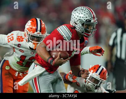 (DATEIFOTOS).. Ehemaliger Ohio State Buckeyes Quarterback (1) Justin Fields wird voraussichtlich in der 1. Runde des NFL Draft gehen, hier ist er am 28. Dezember 2019 gegen die Clemson Tigers abgebildet, der NFL Draft findet am 29. April 2021 in Cleveland, Ohio statt...(Pflichtbeitrag: Jose / SonyPro / Cal Sport Media) (absoluter vollständiger Fotograf und Credits erforderlich)(Credit Bild: &Copy; Jose Marin / CSM Sport) Stockfoto
