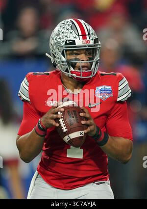 (DATEIFOTOS).. Ehemaliger Ohio State Buckeyes Quarterback (1) Justin Fields wird voraussichtlich in der 1. Runde des NFL Draft gehen, hier ist er am 28. Dezember 2019 gegen die Clemson Tigers abgebildet, der NFL Draft findet am 29. April 2021 in Cleveland, Ohio statt...(Pflichtbeitrag: Jose / SonyPro / Cal Sport Media) (absoluter vollständiger Fotograf und Credits erforderlich)(Credit Bild: &Copy; Jose Marin / CSM Sport) Stockfoto