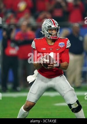 (DATEIFOTOS).. Ehemaliger Ohio State Buckeyes Quarterback (1) Justin Fields wird voraussichtlich in der 1. Runde des NFL Draft gehen, hier ist er am 28. Dezember 2019 gegen die Clemson Tigers abgebildet, der NFL Draft findet am 29. April 2021 in Cleveland, Ohio statt...(Pflichtbeitrag: Jose / SonyPro / Cal Sport Media) (absoluter vollständiger Fotograf und Credits erforderlich)(Credit Bild: &Copy; Jose Marin / CSM Sport) Stockfoto