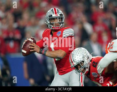 (DATEIFOTOS).. Ehemaliger Ohio State Buckeyes Quarterback (1) Justin Fields wird voraussichtlich in der 1. Runde des NFL Draft gehen, hier ist er am 28. Dezember 2019 gegen die Clemson Tigers abgebildet, der NFL Draft findet am 29. April 2021 in Cleveland, Ohio statt...(Pflichtbeitrag: Jose / SonyPro / Cal Sport Media) (absoluter vollständiger Fotograf und Credits erforderlich)(Credit Bild: &Copy; Jose Marin / CSM Sport) Stockfoto