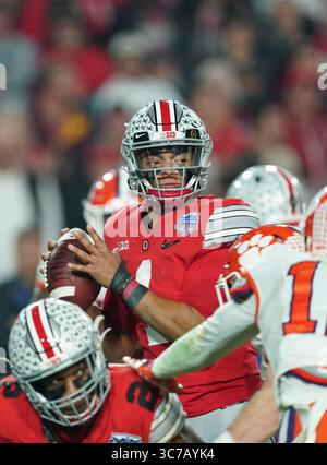 (DATEIFOTOS).. Ehemaliger Ohio State Buckeyes Quarterback (1) Justin Fields wird voraussichtlich in der 1. Runde des NFL Draft gehen, hier ist er am 28. Dezember 2019 gegen die Clemson Tigers abgebildet, der NFL Draft findet am 29. April 2021 in Cleveland, Ohio statt...(Pflichtbeitrag: Jose / SonyPro / Cal Sport Media) (absoluter vollständiger Fotograf und Credits erforderlich)(Credit Bild: &Copy; Jose Marin / CSM Sport) Stockfoto