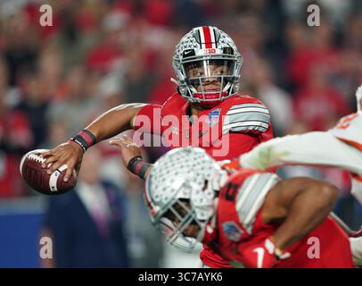 (DATEIFOTOS).. Ehemaliger Ohio State Buckeyes Quarterback (1) Justin Fields wird voraussichtlich in der 1. Runde des NFL Draft gehen, hier ist er am 28. Dezember 2019 gegen die Clemson Tigers abgebildet, der NFL Draft findet am 29. April 2021 in Cleveland, Ohio statt...(Pflichtbeitrag: Jose / SonyPro / Cal Sport Media) (absoluter vollständiger Fotograf und Credits erforderlich)(Credit Bild: &Copy; Jose Marin / CSM Sport) Stockfoto