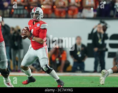 (DATEIFOTOS).. Ehemaliger Ohio State Buckeyes Quarterback (1) Justin Fields wird voraussichtlich in der 1. Runde des NFL Draft gehen, hier ist er am 28. Dezember 2019 gegen die Clemson Tigers abgebildet, der NFL Draft findet am 29. April 2021 in Cleveland, Ohio statt...(Pflichtbeitrag: Jose / SonyPro / Cal Sport Media) (absoluter vollständiger Fotograf und Credits erforderlich)(Credit Bild: &Copy; Jose Marin / CSM Sport) Stockfoto