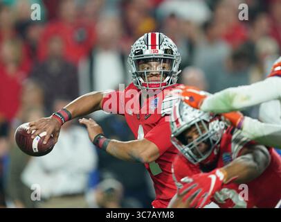 (DATEIFOTOS).. Ehemaliger Ohio State Buckeyes Quarterback (1) Justin Fields wird voraussichtlich in der 1. Runde des NFL Draft gehen, hier ist er am 28. Dezember 2019 gegen die Clemson Tigers abgebildet, der NFL Draft findet am 29. April 2021 in Cleveland, Ohio statt...(Pflichtbeitrag: Jose / SonyPro / Cal Sport Media) (absoluter vollständiger Fotograf und Credits erforderlich)(Credit Bild: &Copy; Jose Marin / CSM Sport) Stockfoto