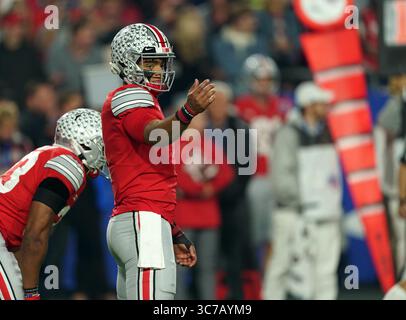 (DATEIFOTOS).. Ehemaliger Ohio State Buckeyes Quarterback (1) Justin Fields wird voraussichtlich in der 1. Runde des NFL Draft gehen, hier ist er am 28. Dezember 2019 gegen die Clemson Tigers abgebildet, der NFL Draft findet am 29. April 2021 in Cleveland, Ohio statt...(Pflichtbeitrag: Jose / SonyPro / Cal Sport Media) (absoluter vollständiger Fotograf und Credits erforderlich)(Credit Bild: &Copy; Jose Marin / CSM Sport) Stockfoto
