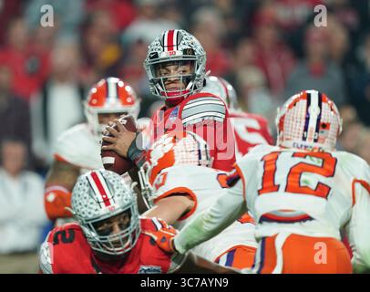 (DATEIFOTOS).. Ehemaliger Ohio State Buckeyes Quarterback (1) Justin Fields wird voraussichtlich in der 1. Runde des NFL Draft gehen, hier ist er am 28. Dezember 2019 gegen die Clemson Tigers abgebildet, der NFL Draft findet am 29. April 2021 in Cleveland, Ohio statt...(Pflichtbeitrag: Jose / SonyPro / Cal Sport Media) (absoluter vollständiger Fotograf und Credits erforderlich)(Credit Bild: &Copy; Jose Marin / CSM Sport) Stockfoto