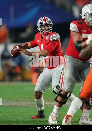(DATEIFOTOS).. Ehemaliger Ohio State Buckeyes Quarterback (1) Justin Fields wird voraussichtlich in der 1. Runde des NFL Draft gehen, hier ist er am 28. Dezember 2019 gegen die Clemson Tigers abgebildet, der NFL Draft findet am 29. April 2021 in Cleveland, Ohio statt...(Pflichtbeitrag: Jose / SonyPro / Cal Sport Media) (absoluter vollständiger Fotograf und Credits erforderlich)(Credit Bild: &Copy; Jose Marin / CSM Sport) Stockfoto