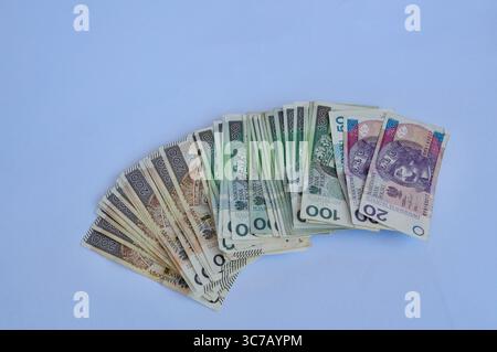 Geld aus verschiedenen Ländern auf weißem Hintergrund. Geld aus verschiedenen Ländern. Stockfoto
