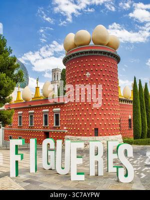 Außenansicht des dali-Museums mit den großen Buchstaben FIGUERES vor der Sonne und blauem Himmel mit Wolken, 23-07-2023, Figueres, Spanien Stockfoto