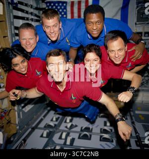 1. Februar 2021 – Space – die STS-107-Besatzungsmitglieder posieren im SPACEHAB Research Double Module an Bord des Space Shuttle Columbia für ihr traditionelles Porträt der Flugbesatzung. Von links (oberste Reihe) in blauen Hemden sind die Astronauten DAVID BROWN, Missionsspezialist, WILLIAM MCCOOL, Pilot, und MICHAEL ANDERSON, Payload Commander. Von links (untere Reihe), die rote Hemden tragen, um die Farbe ihrer Schicht zu kennzeichnen, sind die Astronauten KALPANA CHAWLA, Missionsspezialist, RICK EHEMANN, Missionskommandant; LAUREL CLARK, Missionsspezialist und ILAN RAMON, Nutzlastspezialist, Vertreter der ISR Stockfoto