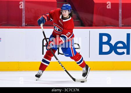 1. Februar 2021: Der Verteidiger Alexander Romanov (27) der Montreal Canadiens erschießt den Puck während des Spiels Vancouver Canucks gegen das Montreal Canadiens im Bell Centre in Montreal, Québec. David Kirouac/CSM(Credit Image: &Copy; David Kirouac/CSM via ZUMA Wire) Stockfoto