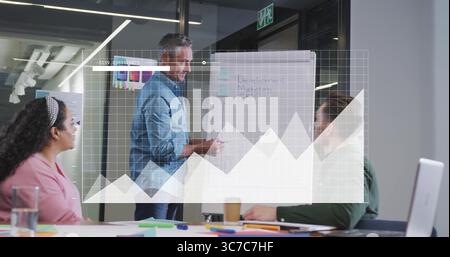 Mann mit hellblauem Hemd, der Punkte auf dem Flipchart im Büro umreißt, mit Haftnotizen und Laptop Stockfoto
