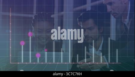 Studienteam bei der Analyse von durchsichtigem 3D-Balkendiagramm am Konferenztisch im Büro mit Rasterüberlagerung Stockfoto
