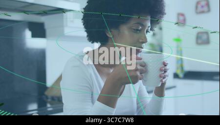 Trinkende Morgengetränk lockige Frau mit Becher in heller weißer Küche, mit Kühlschrankmagneten Stockfoto