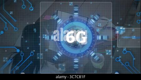 Holografisches 6G-Symbol über der Büroarbeitsplatte mit Zubehör für Laptop-Smartphone-Kaffeetassen Stockfoto