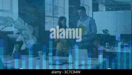 Analyse variabler Datendiagramme, zwei Kollegen halten gelbe Ordner und Tablet im Großraumbüro Stockfoto