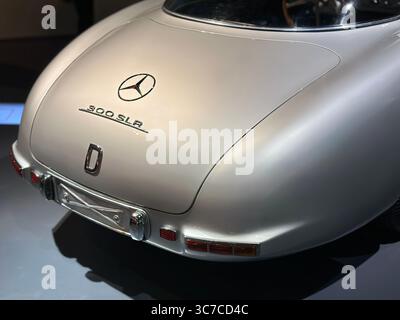 Rückansicht eines legendären silbernen Mercedes-Benz 300 SLR mit „300 SLR“-Emblem und klassischem Mercedes-Benz Sternemblem. Stockfoto