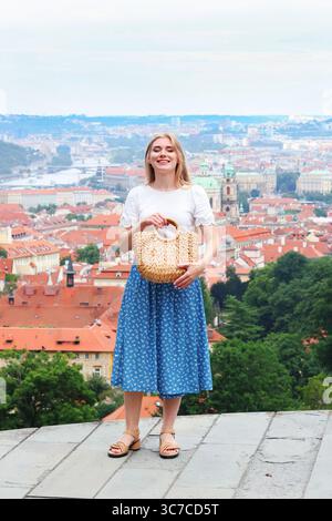 Blonde Frau posiert vor roten Dächern in Prag, Tschechien. Stockfoto
