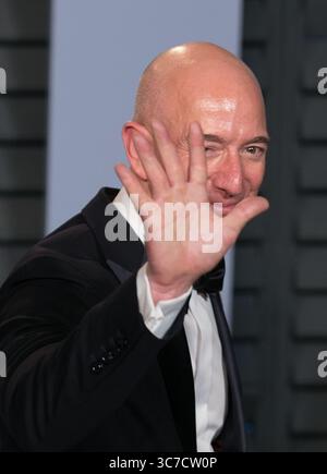 2. Februar 2021: Jeff Bezos kündigte an, dass er als CEO von Amazon zurücktreten wird. Amazon gab bekannt, dass AWS-CEO Andy Jassy Jeff Bezos im dritten Quartal dieses Jahres als CEO ersetzen wird. Bezos wird zum Vorstandsvorsitzenden von Amazon übergehen. FILMAUFNAHME AM 4. März 2018 in Beverly Hills, Kalifornien, USA: JEFF BEZOS auf dem roten Teppich der Vanity Fair Oscar Party 2018 im Wallis Annenberg Center in Beverly Hills. (Foto: © Javier Rojas/Prensa Internacional Via ZUMA Wire) Stockfoto